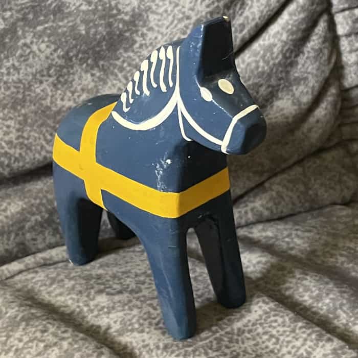 Sweden HORSE – 4 inch. blue-yellow - Sverigehasten Tag - Image 3